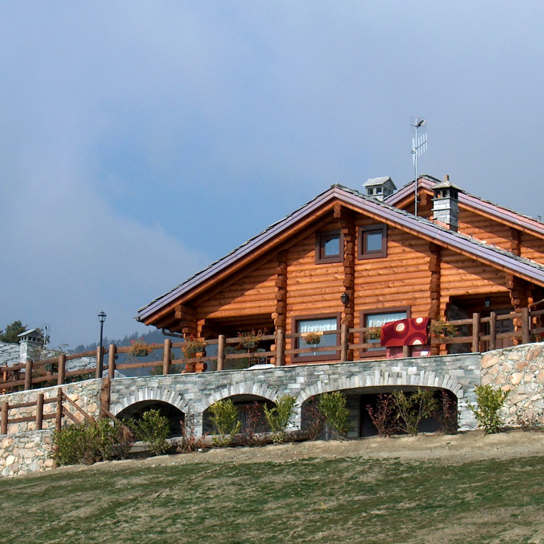 Log_Cabin_Italy_Aosta_1.jpg