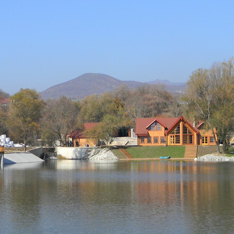 Luxury_Log_Cabin_Lake_House_1.jpg