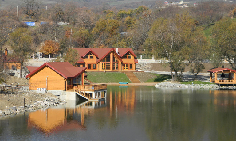 Luxury_Log_Cabin_Lake_House_2.jpg