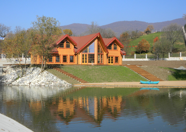 Luxury_Log_Cabin_Lake_House_3.jpg